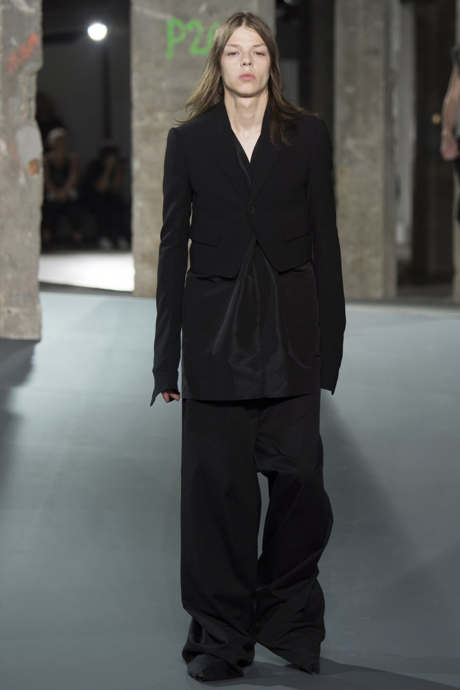 _ric0395_jpg_2304_north_1382x_black