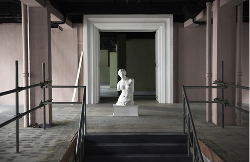 burberry_september_2016_show___pre_show_imagery_002_jpg_7051_north_499x_white