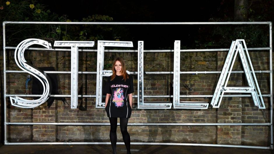 la-styliste-britannique-stella-mccartney-pose-lors-de-la-presentation-de-sa-premiere-collection-masculine-a-londres-le-10-novembre-2016_5741775