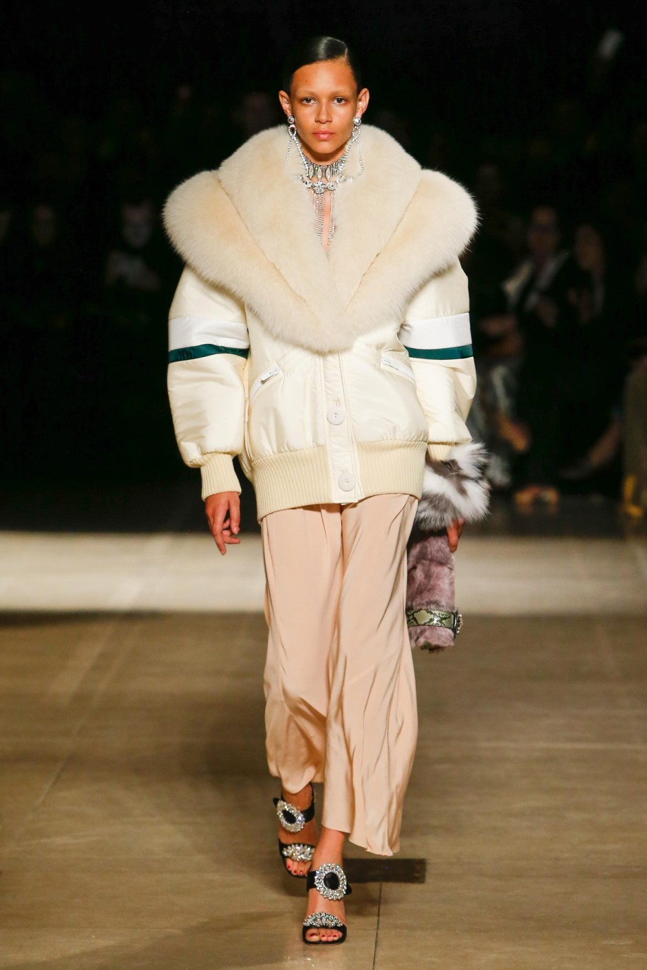 _mon0801_jpg_1953_north_1382x_black