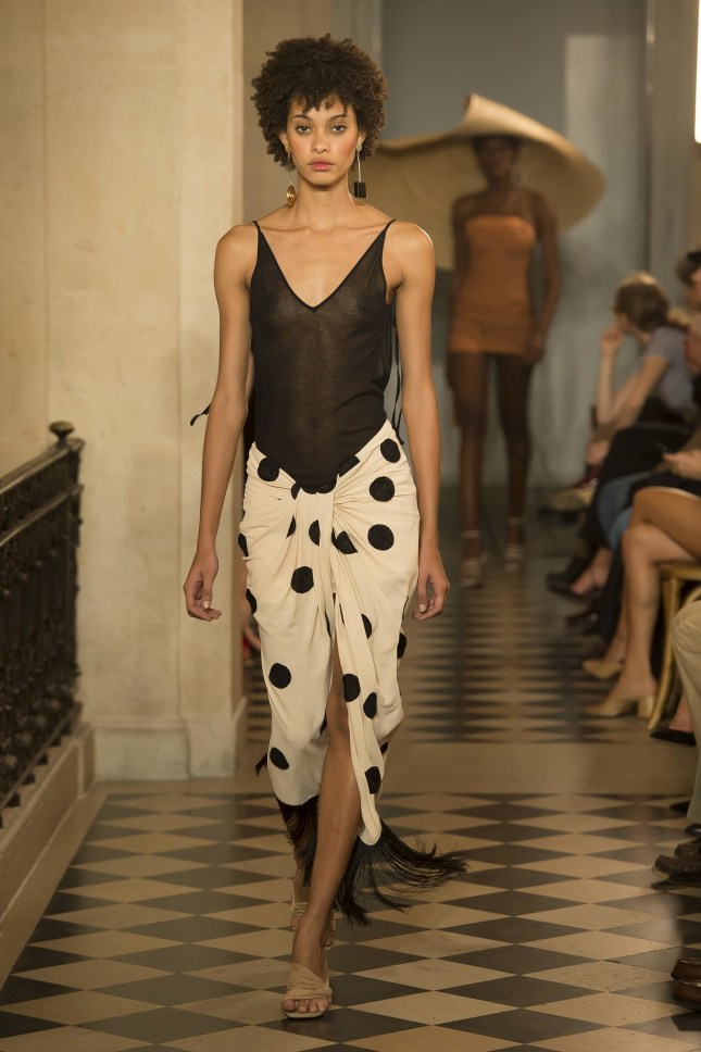 02_jacquemus_ss18_pfw_jpg_5316_north_1382x_black