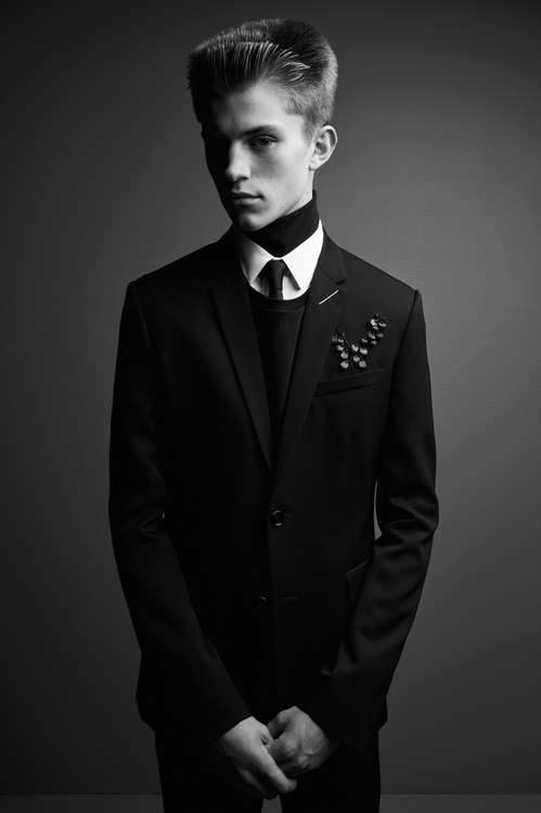 spring_2018_black_carpet_by_patrick_demarchelier_for_dior_homme_4_jpg_1356_north_499x_white