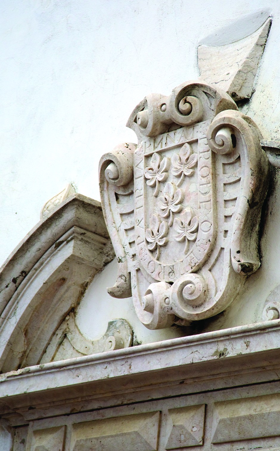Coat of Arms at Palacio Belmonte entrance © courtesy of Palacio Belmonte